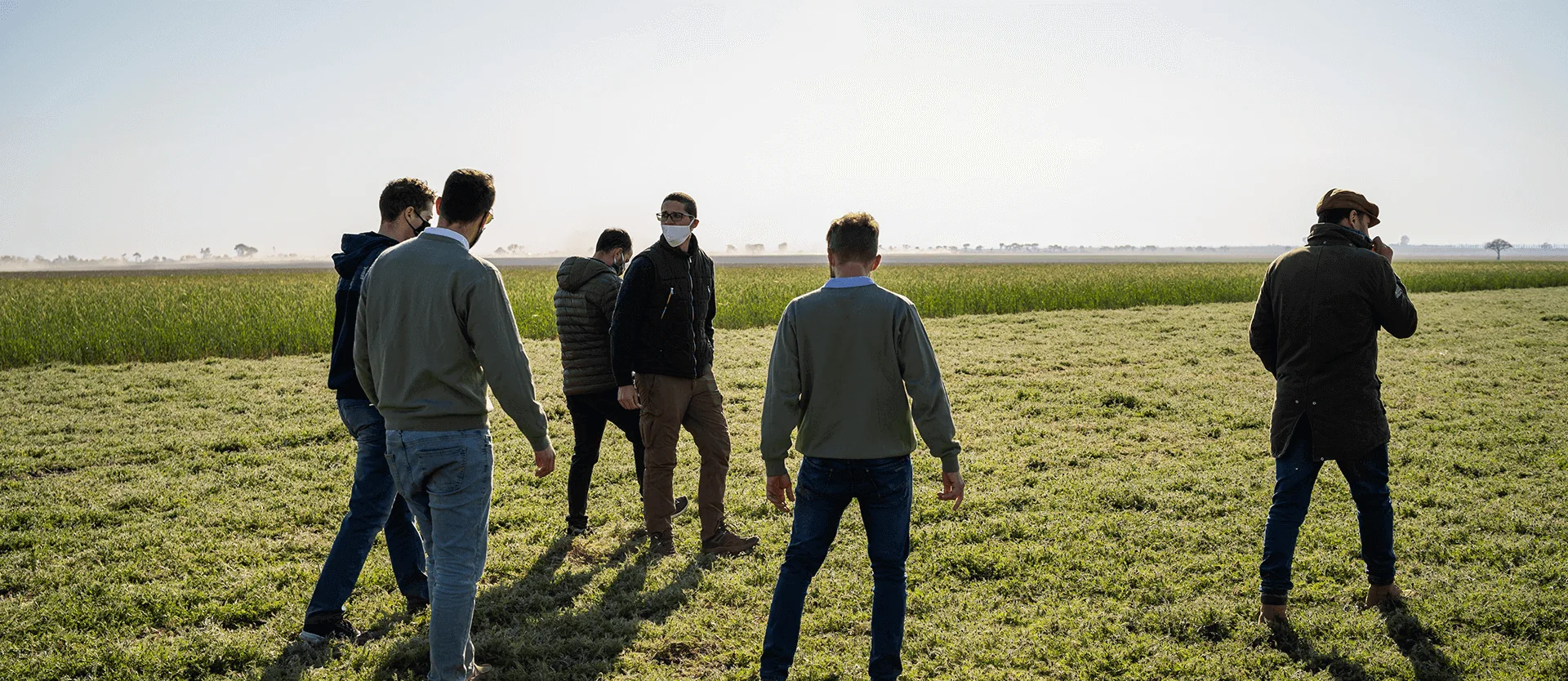 Equipo técnico recorriendo ensayos a campo